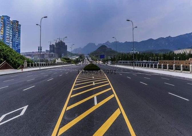 鎮(zhèn)江道路劃線，鎮(zhèn)江道路劃線施工單位？飛揚(yáng)市政專業(yè)可靠！