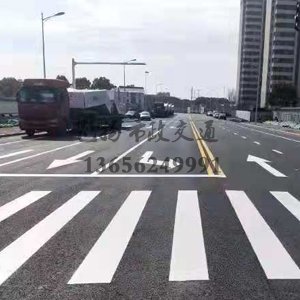 什么原因公路上的道路劃線一般都帶有反光膜？